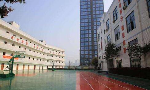 重慶蜀都職業(yè)技術(shù)學(xué)校操場(chǎng)