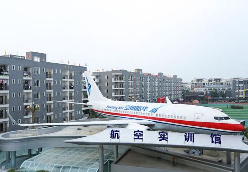 成都機(jī)電工程學(xué)校實(shí)訓(xùn)飛機(jī)