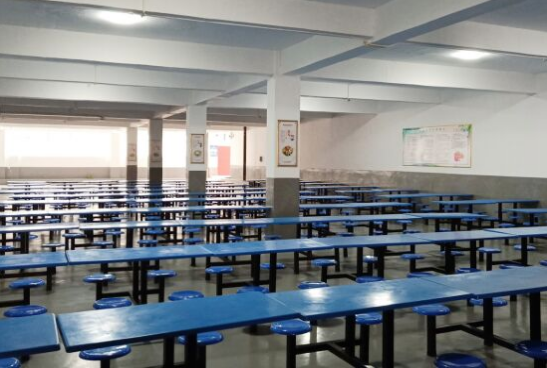 四川省蓬安縣職業中學食堂環境