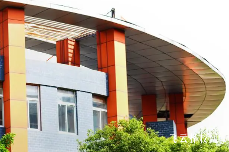 郫都川科外國語學校怎么樣,是公立的嗎