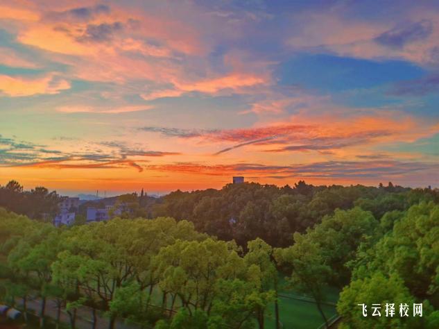 內(nèi)江市高級(jí)技工學(xué)校是中專還是技校