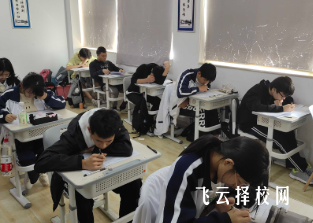 中考后復(fù)讀再考與應(yīng)屆有區(qū)別嗎