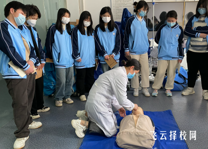 成都成醫(yī)一附院護(hù)士學(xué)校校園生活：管理模式與學(xué)生活動(dòng)